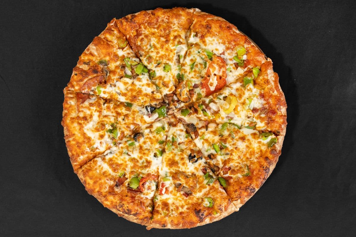 18" Chicken Deluxe Pizza