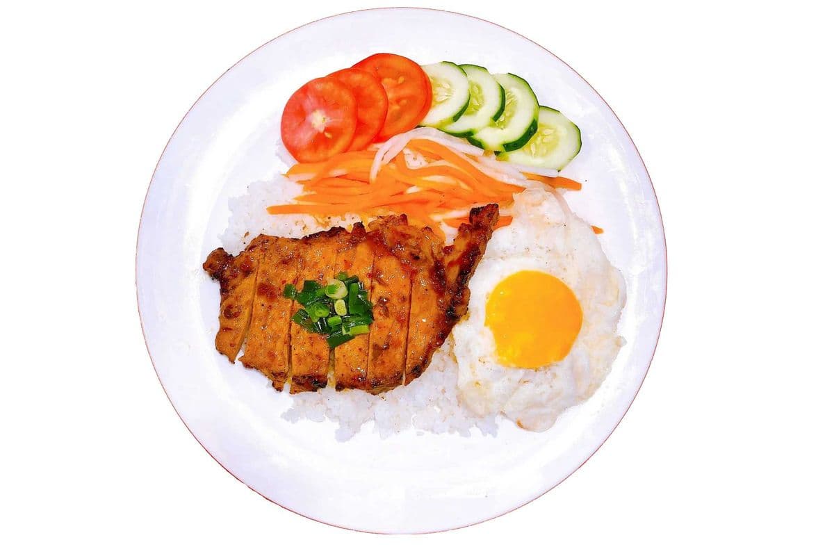 C13. Riz au Porc grillé et Œufs au plat | Grilled Pork with Rice & Fried Eggs | Cơm sườn nướng trứng ốp la