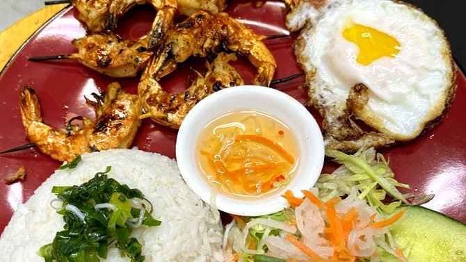 R6. Grilled Marinated Prawn with Egg (Cơm Tôm Nướng)