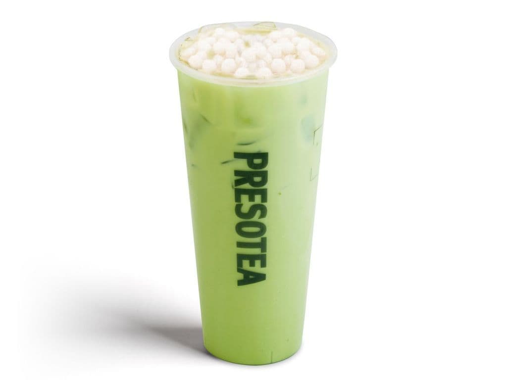 Thé au lait Matcha avec perles de tapioca blanches / Matcha Milk Tea with White Pearl