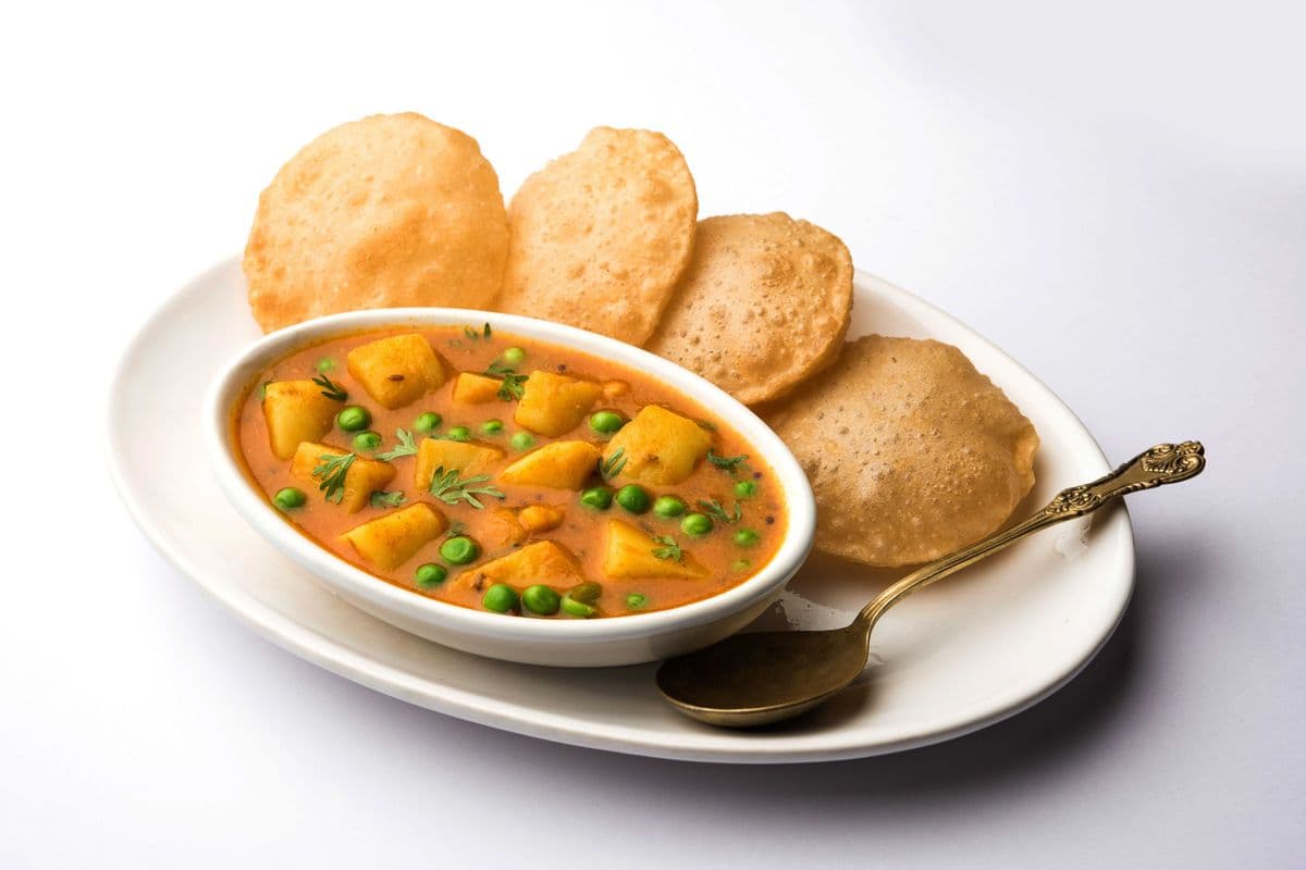 Puri Aloo (2 Pcs) Raita & Pickle