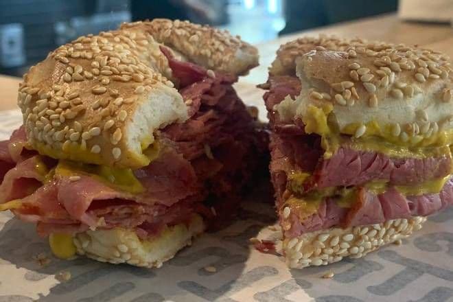 Bagel à la Viande Fumée / Smoked Meat Bagel