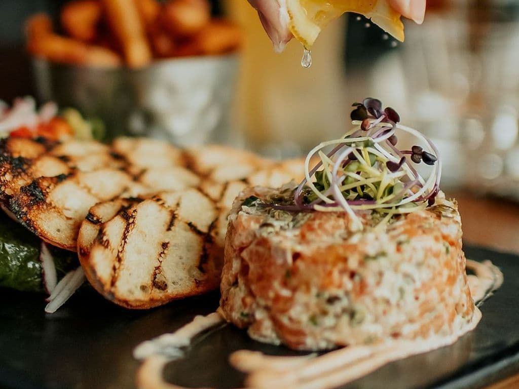 Tartare de saumon / Salmon Tartar