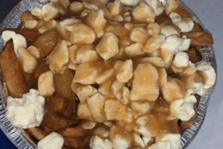 Poutine avec sauce brune
