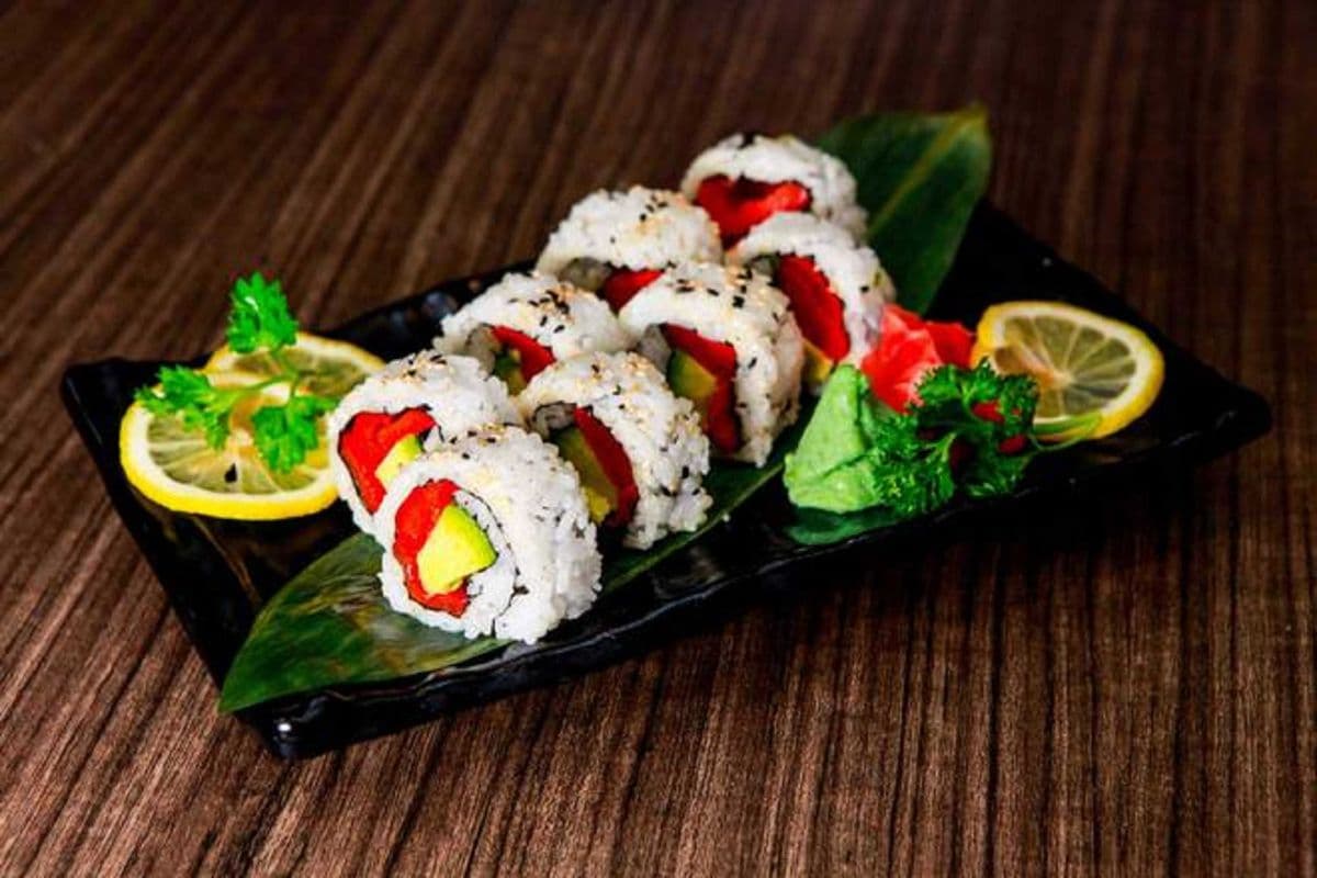 Red Pepper and Avocado Roll (8 pcs)