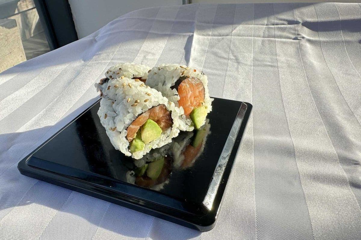 Salmon Avocado Roll(6pcs)