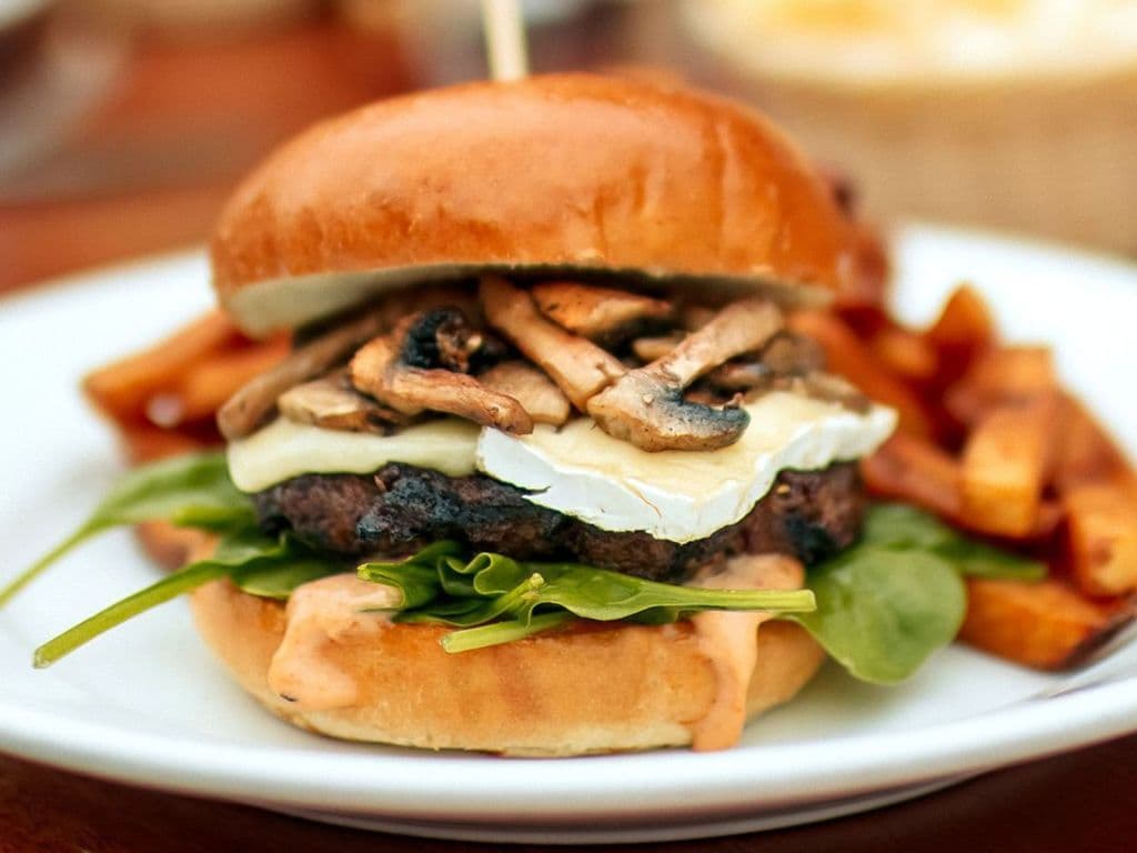 Burger au brie et aux champignons / Mushroom and Brie Burger