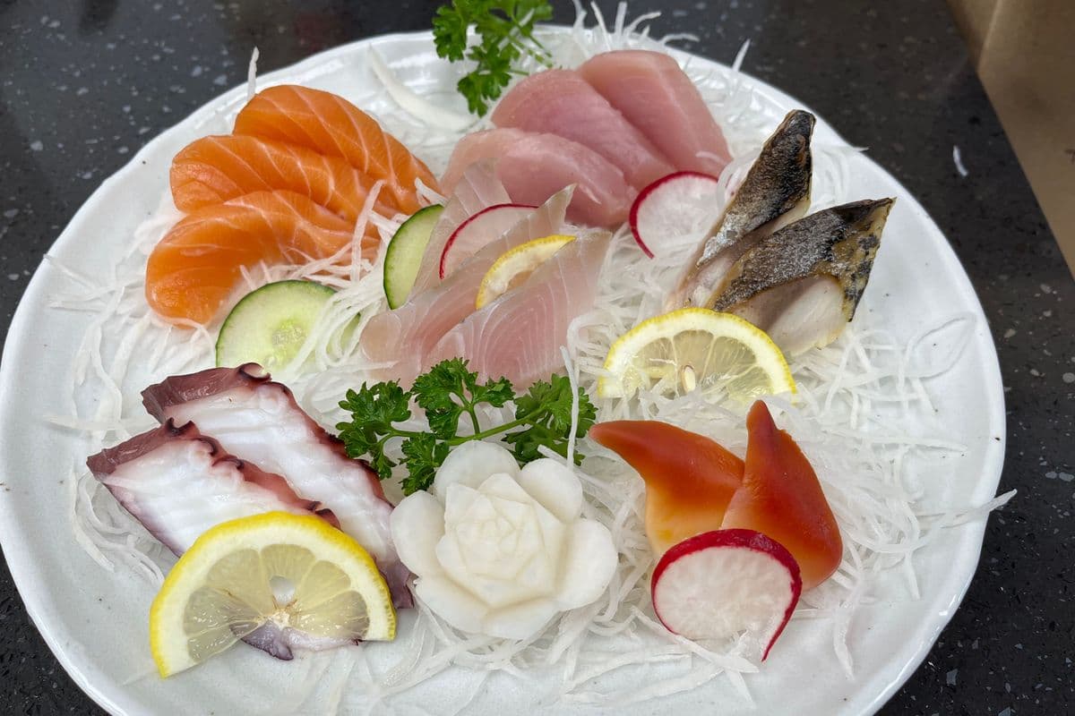 Assorted Sashimi (15 pcs)