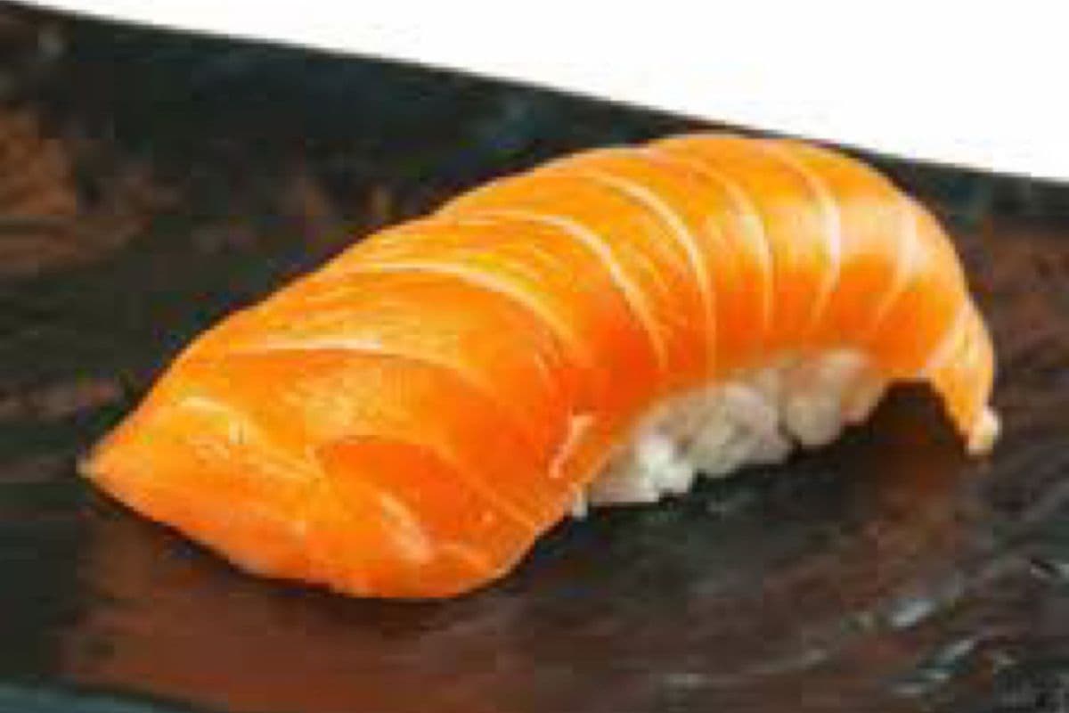Salmon Sushi (3 pcs)