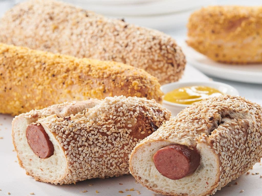 Bagel chien-chaud aux graines de sésame