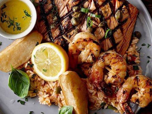 Filet de saumon et crevettes grillées / Grilled Salmon & Shrimp