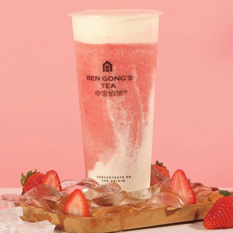 Strawberry slush with cheese foam / 草莓芝⼠冰沙