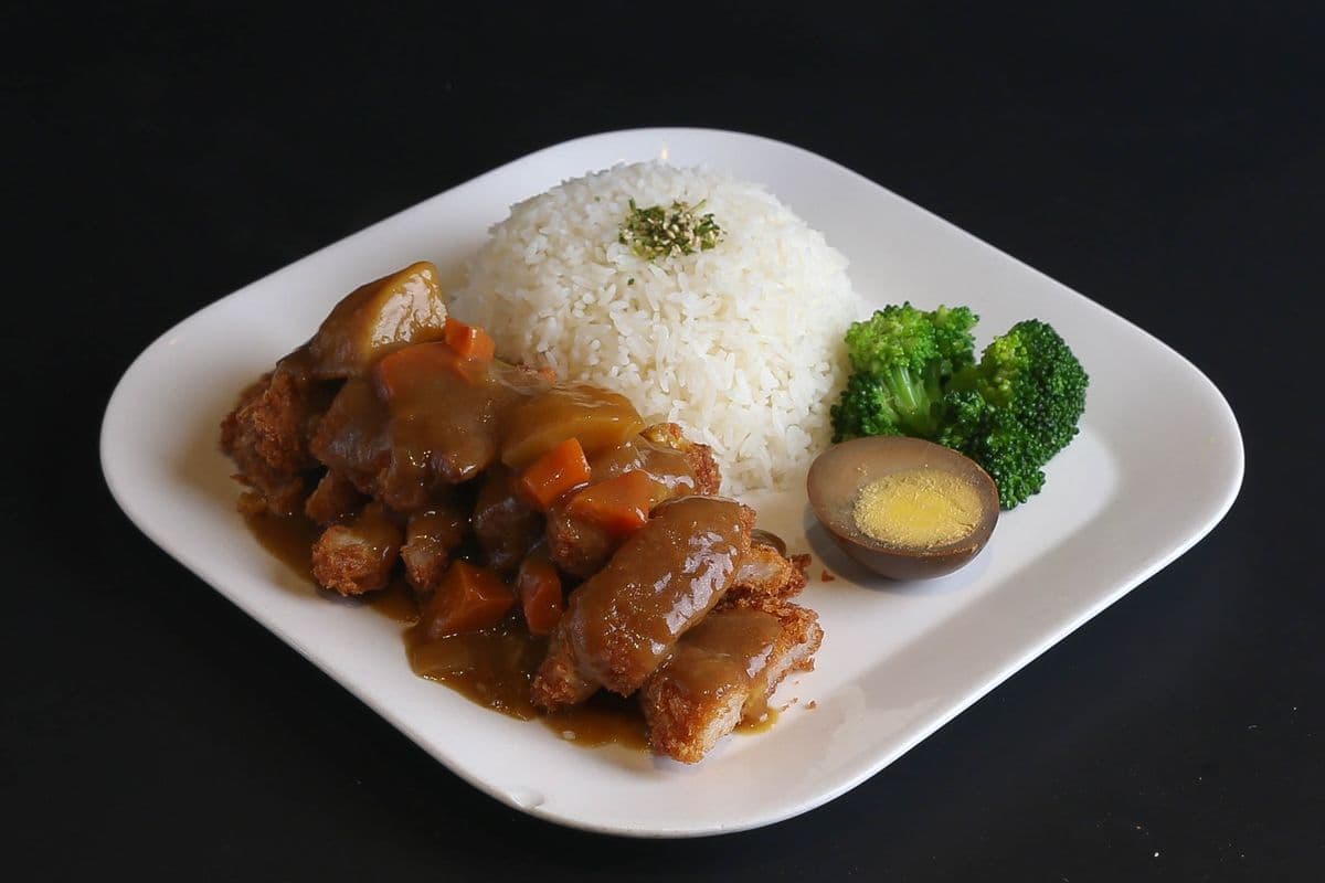 Japanese Style Curry Golden Pork or Chicken Cutlet on Rice 日式咖喱炸豬/雞扒飯