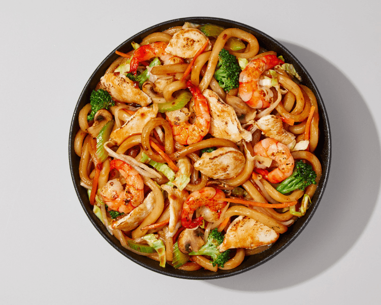 Teppanyaki au poulet et aux crevettes avec nouilles
