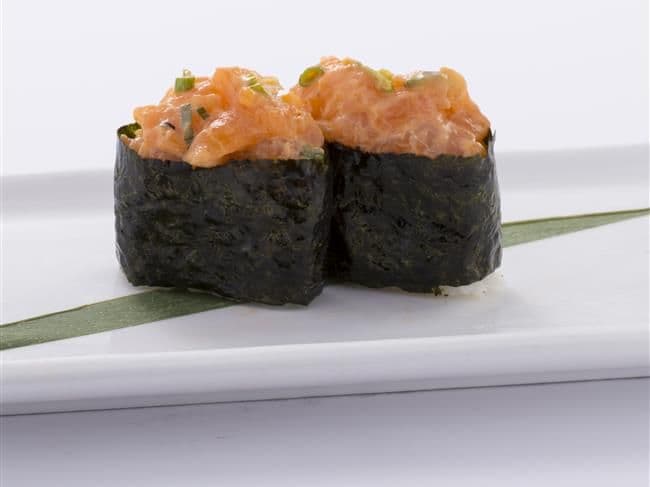 Spicy Salmon Sushi (3pcs)