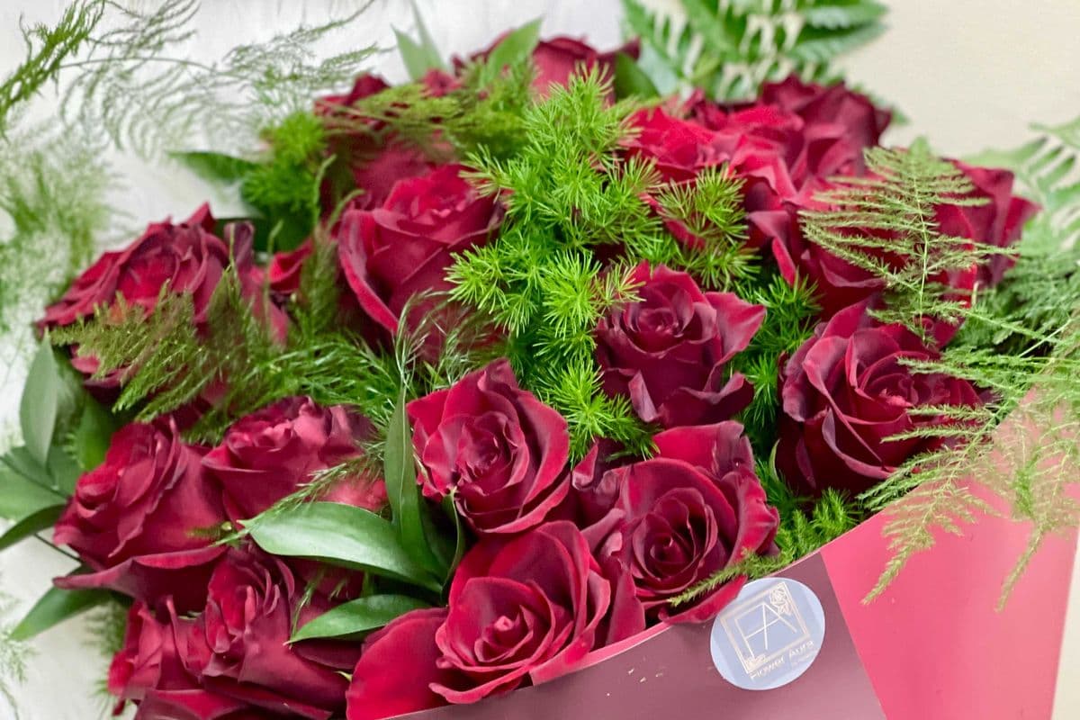 Magic 24 - hand tied bouquet of 24 roses - available color