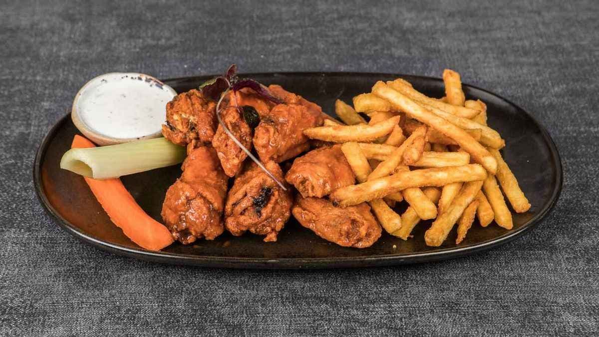 Wings (1 lb), Fries, and Dip