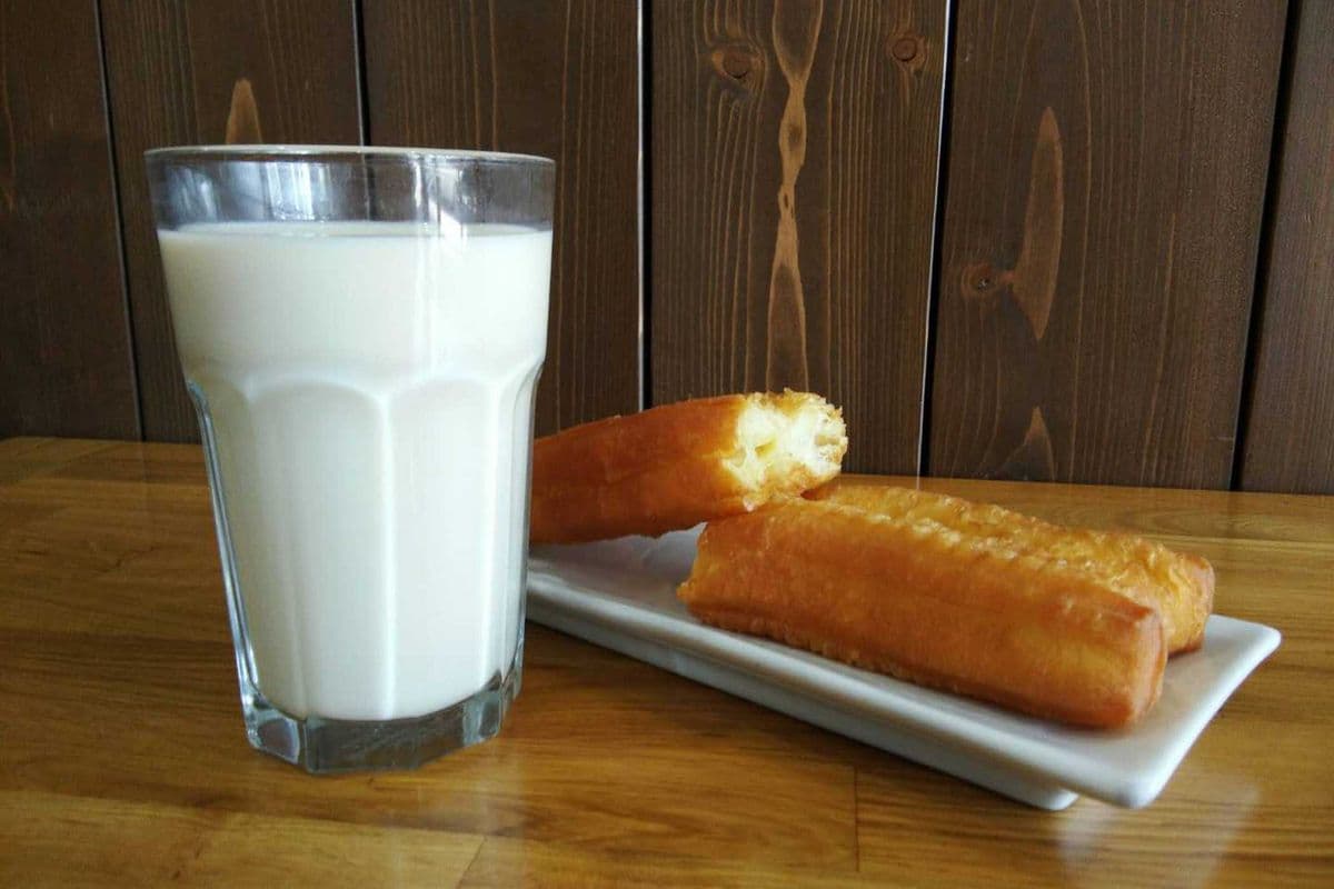 Chinese Donut and Soymilk 豆浆油条
