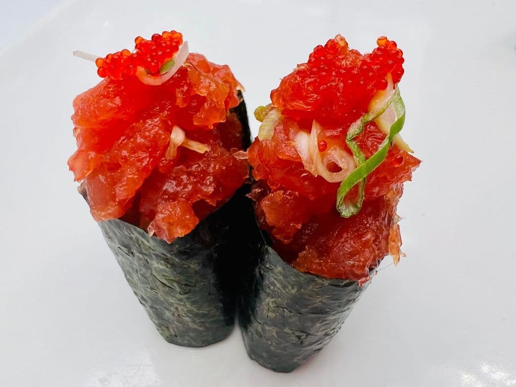 12N Thon Epice / Spicy Tuna Nigiris (2mcx/2pcs Avec Riz / With Rice)