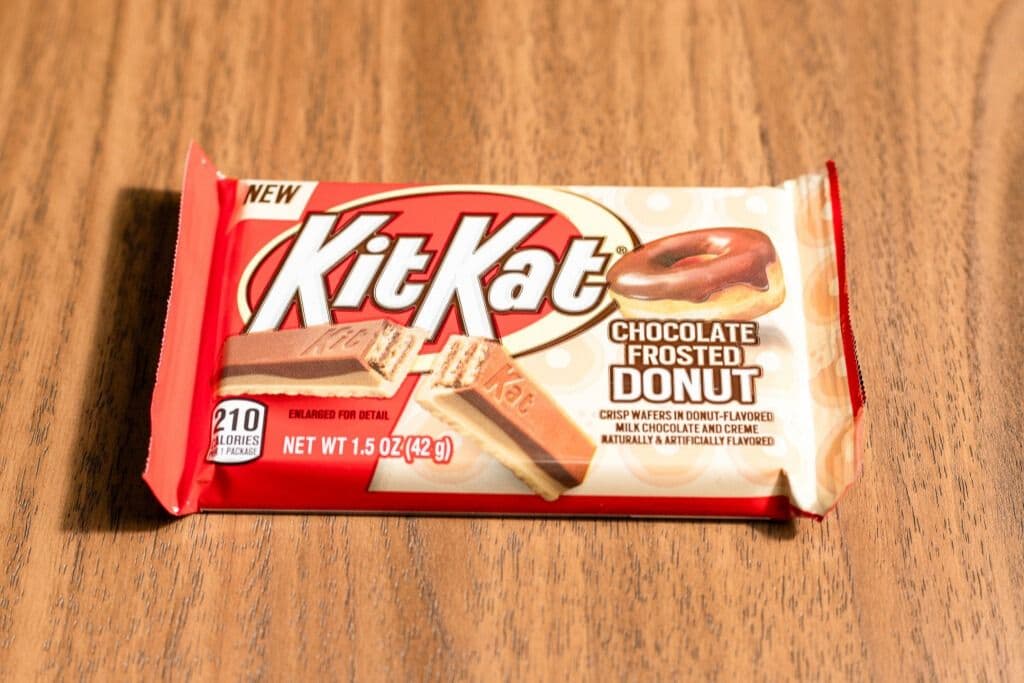 Kit-kat chocolate frosted donut (42 g)