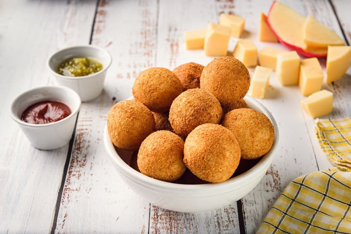 Bolinhas de Queijo (Cheese Croquettes) (10 pcs)