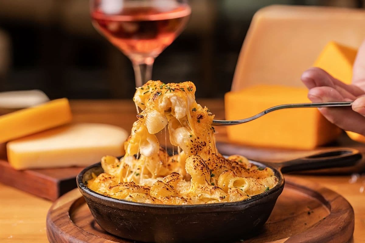 Family pack bacon Mac & cheese. Served with garlic bread ( 6-7 people)