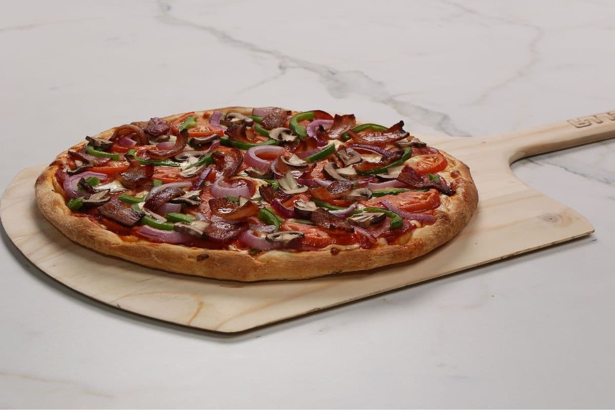 12" Medium Deluxe Gourmet Pizza (8 Slices)