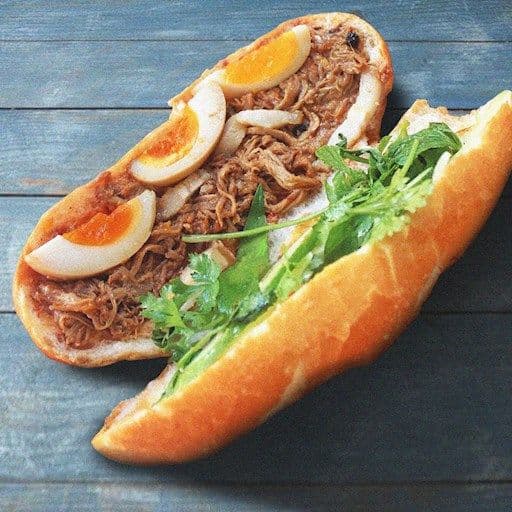 Carmelized Pork Belly & Egg Banh Mi Sandwich / Sandwich Banh Mi au porc caramélisé et aux œufs