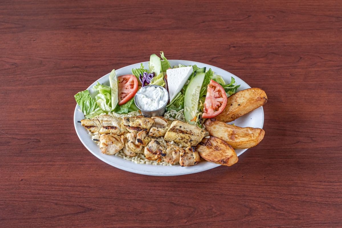 Assiette de souvlaki au poulet (2 bâtons) / Chicken Souvlaki Plate (2 Sticks)