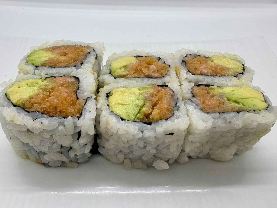 Spicy Salmon Avocado Roll (6 Pieces) / R39 Rouleau Épicé Au Saumon Et A L’Avocat (6 Morceaux)
