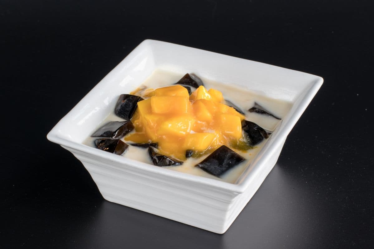 Black Grass Jelly with Mango and Coconut Milk 鲜芒果仙草