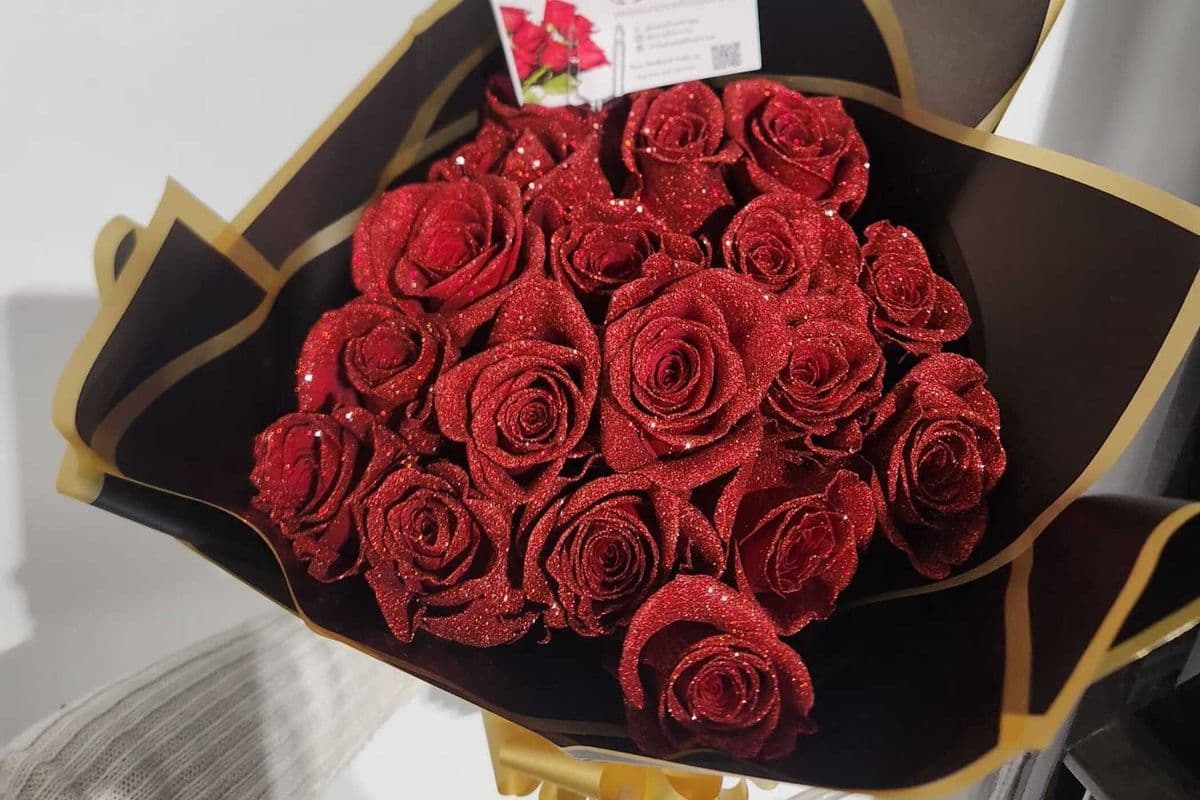 24 GLITTER Red Roses Bouquet