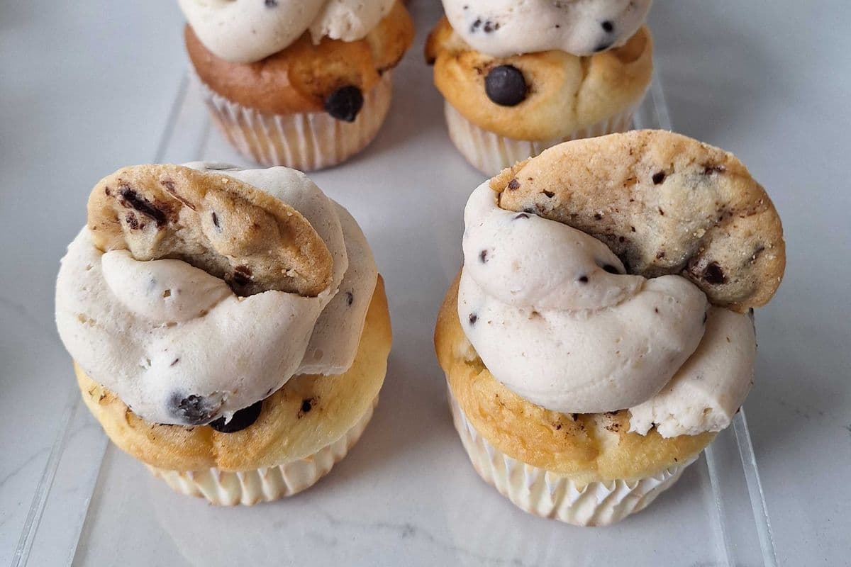 Chocolate Chip Cookie Dough Cupcakes (6 Pcs)