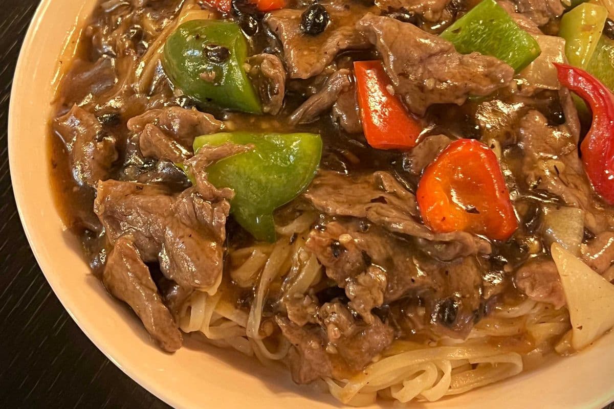 903S. Black Bean Sauce Beef w/ Rice Noodle (豉椒牛河)