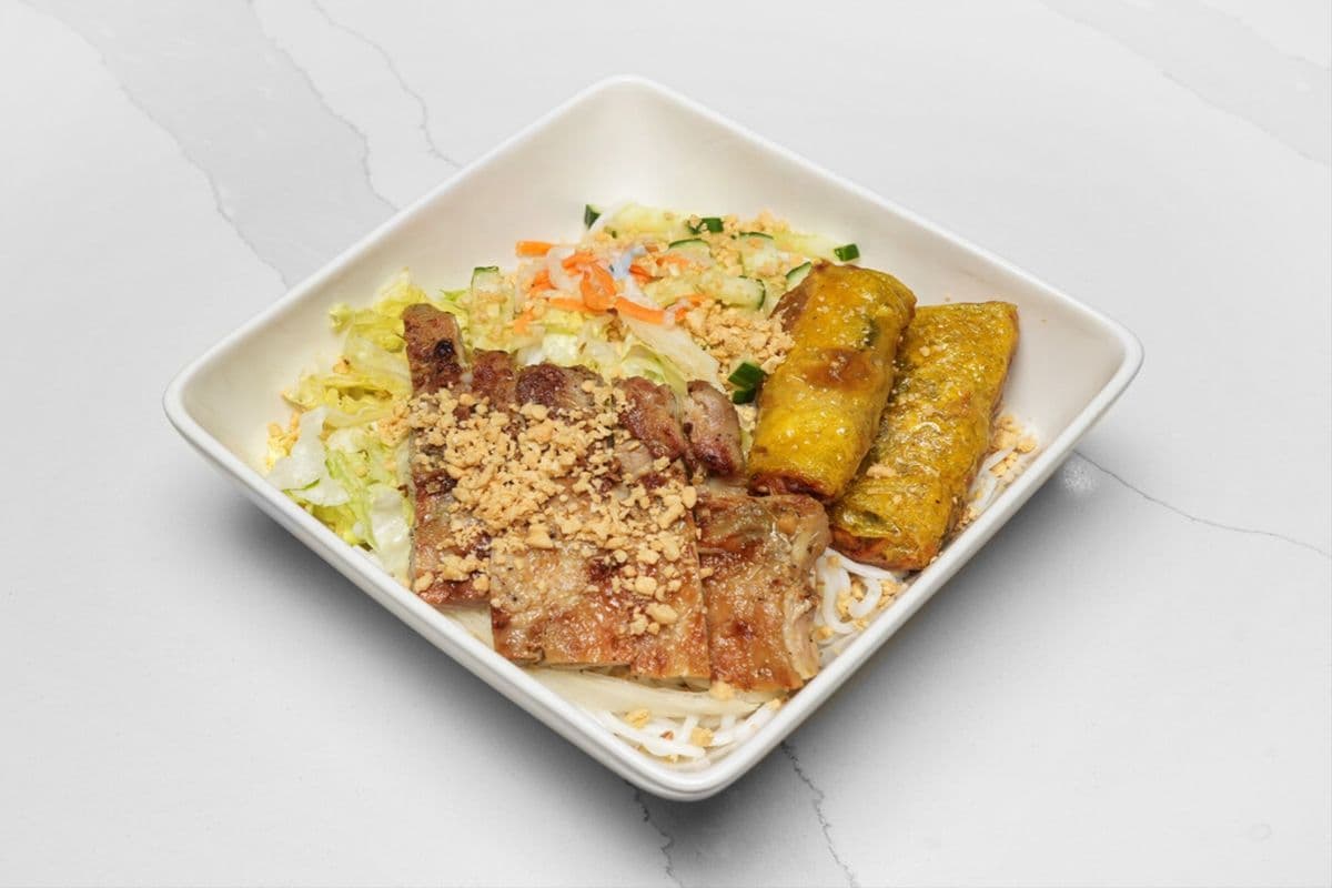 BBQ Chicken and Spring Roll Vermicelli 春卷烤雞檬