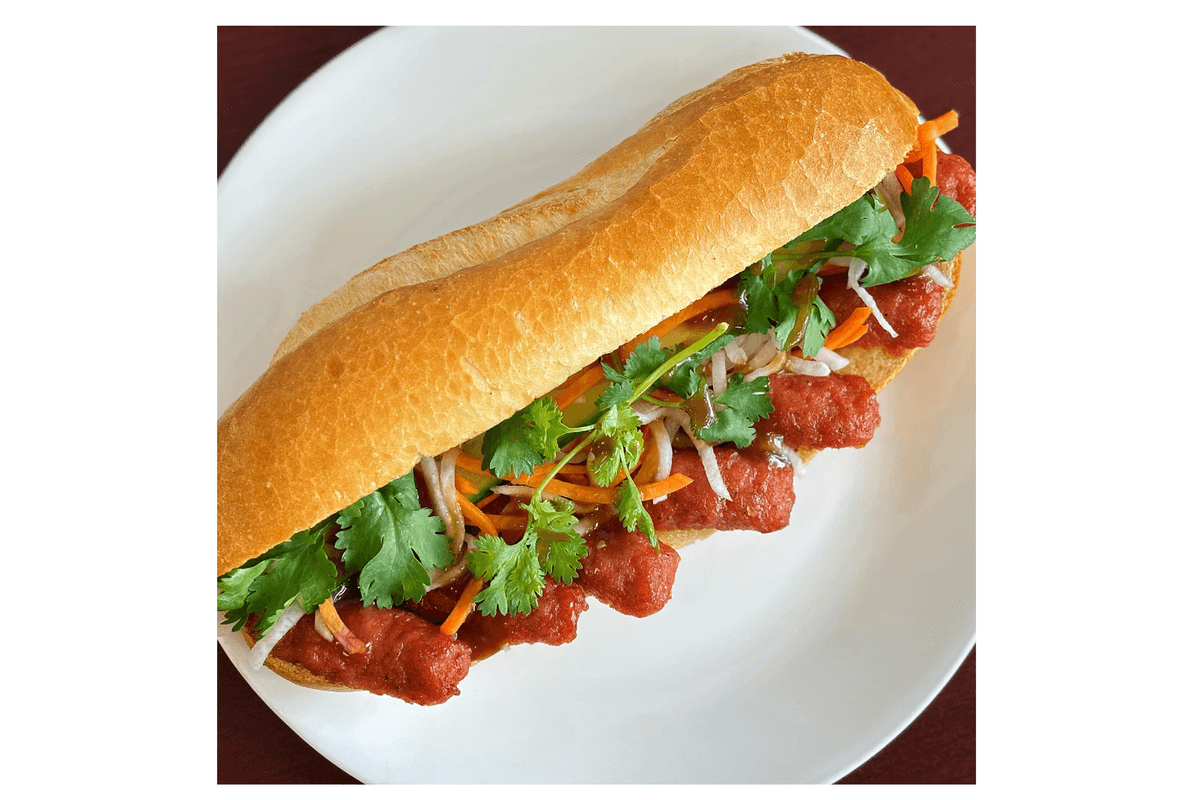 Sandwich à la saucisse (Nem Nuong) / Sausage Sandwich (Nem Nuong)
