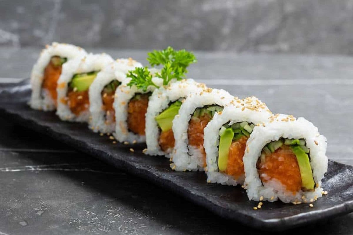 Salmon Avocado Roll - Maki Sushi