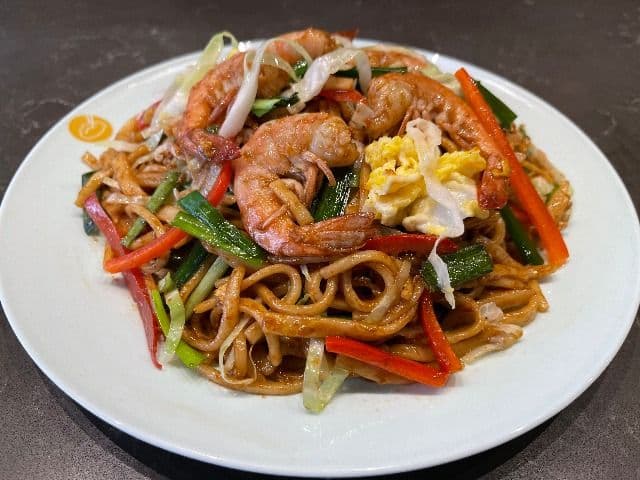 Stir-fried noodles with Shrimp 虾仁炒面