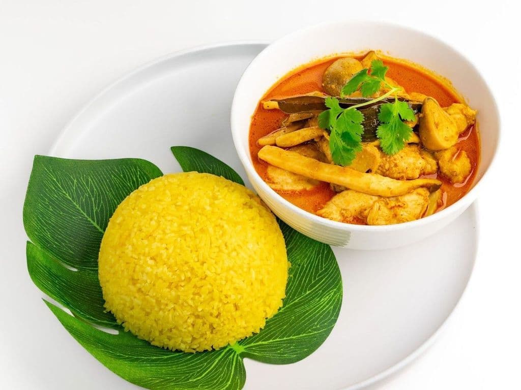 R2. Nyonya Yellow Curry Chicken on Ginger Rice 娘 惹 黄 咖 喱 鸡 饭