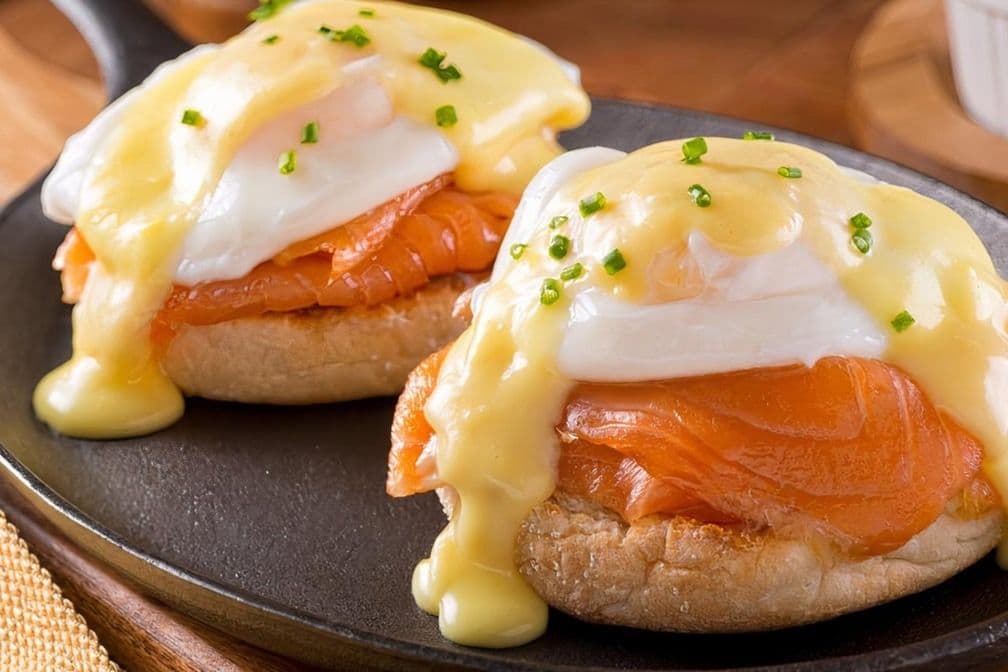 Bénédictes Saumon Fumé, oignons et fromage à la crème / Smoked Salmon, onions and cream cheese Benedict