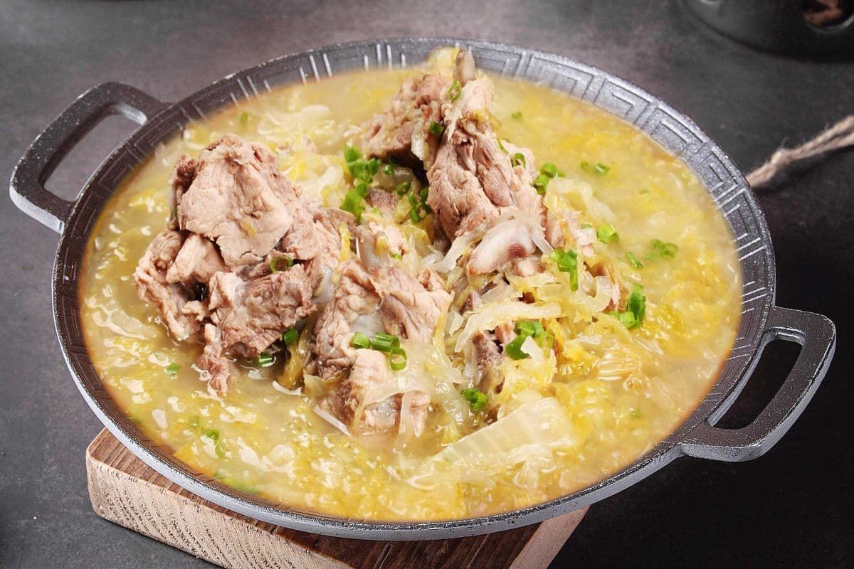H2.酸菜炖大骨头 Stewed Pork Ribs and Sauerkraut(必点)