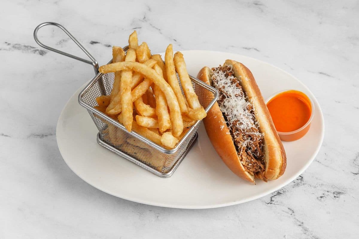 Sandwich sauce et frite / Sandwich with Sauce and French Fries