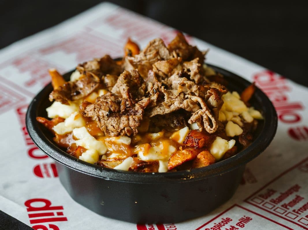 Poutine moyenne au steak Philly