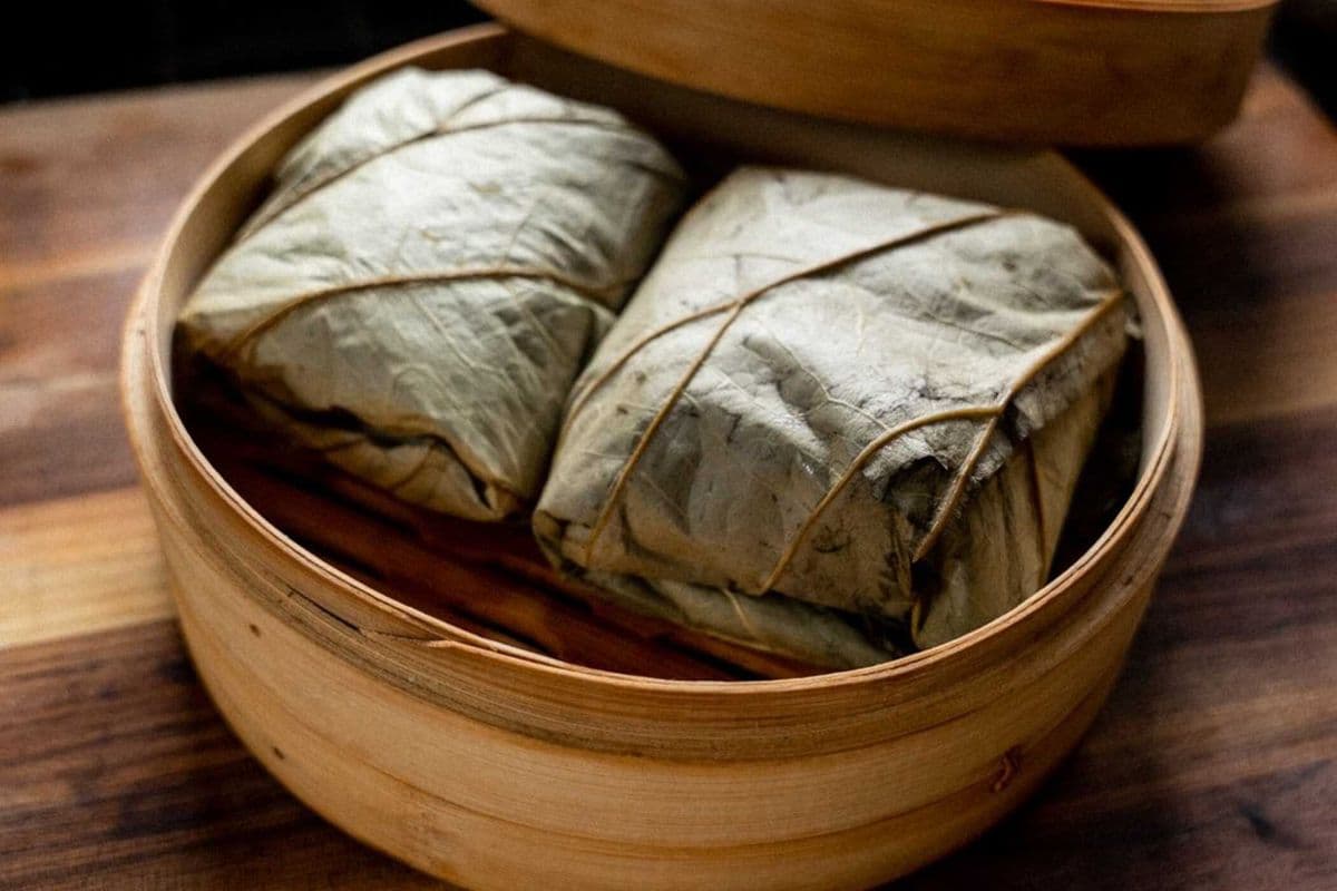 sticky rice wrapped in lotus leaf (2pc)