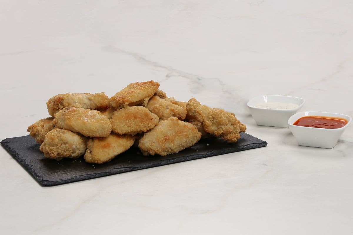 20 Crispy Chicken Wings with 2 Dipping Sauces On Side