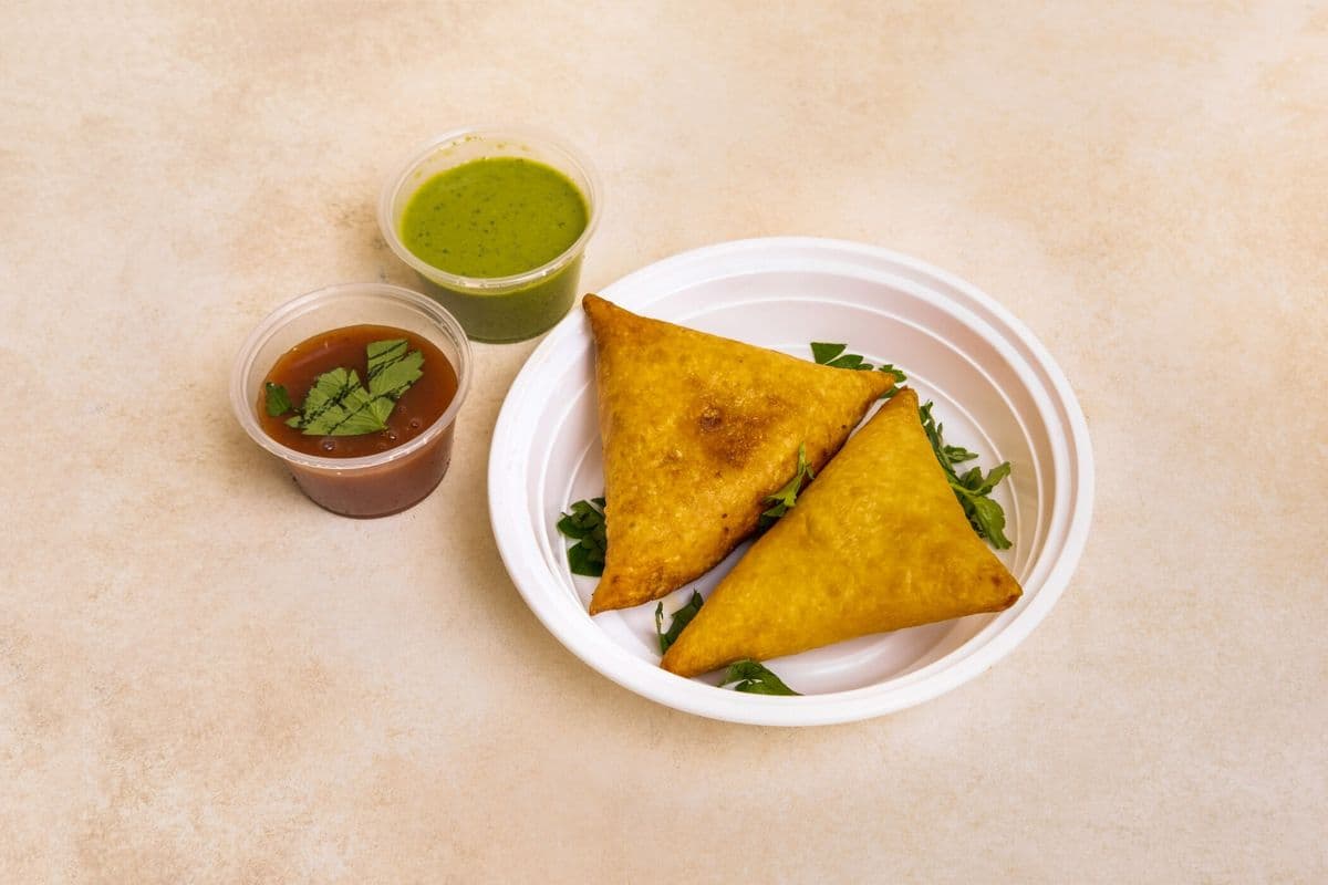 Samosas with Chutney (2 pcs)