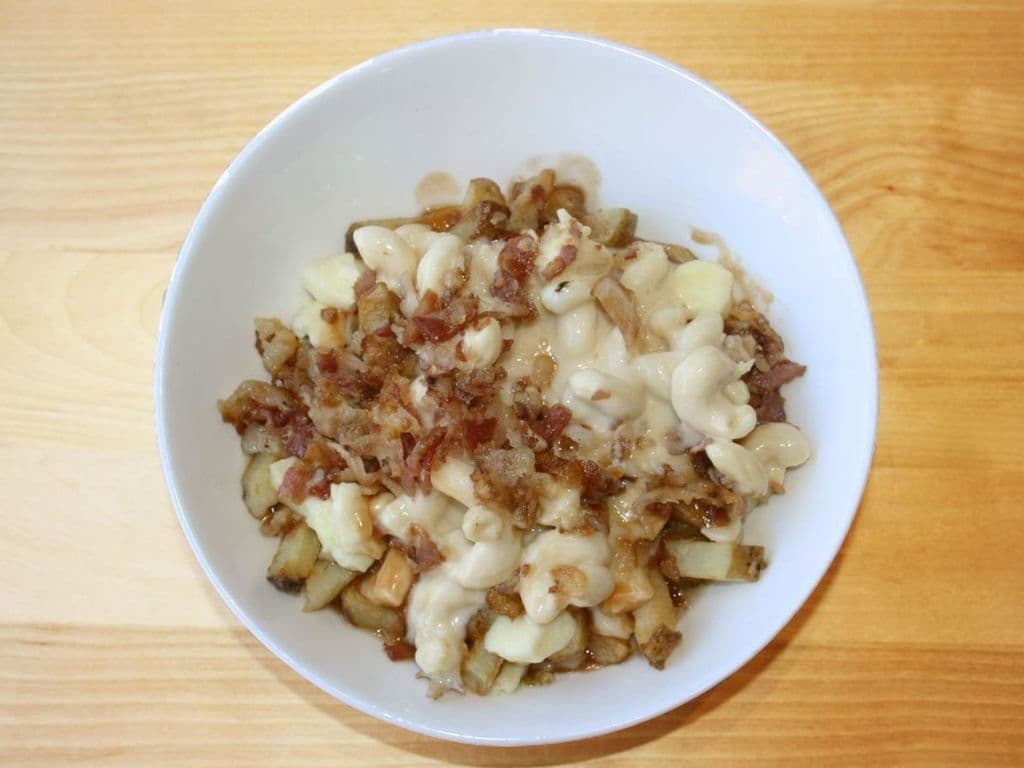 Canada - Poutine Mac N' Cheese / Canada - Mac N' Cheese Poutine