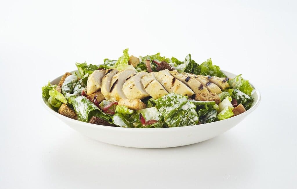 Repas salade César au poulet grillés / Caesar salad meal with grilled chicken