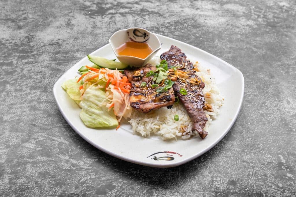 42. Poulet et bœuf grillés sur riz vapeur / Chicken and Grilled Beef on Steamed Rice
