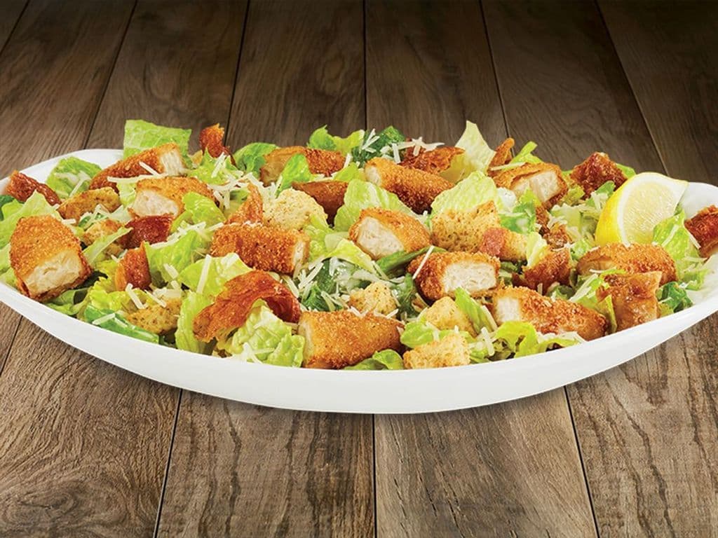 Salade César St-Hubert avec lanières végé croustillantes / St-Hubert Caesar salad with crispy veggie strips